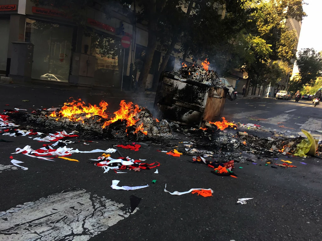 Po śmierci Mahsy Amini przez Iran przeszła fala protestów Po śmierci Mahsy Amini przez Iran przeszła fala protestów