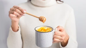 Mleko z miodem i czosnkiem to doskonały środek na przeziębienie. 