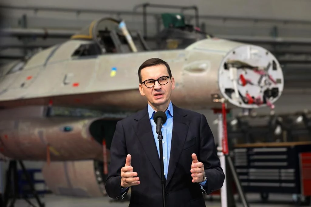 Premier w Wojskowych Zakładach Lotniczych Nr 2 S.A.; źródło: Kancelaria Premiera, Twitter Premier w Wojskowych Zakładach Lotniczych Nr 2 S.A.; źródło: Kancelaria Premiera, Twitter