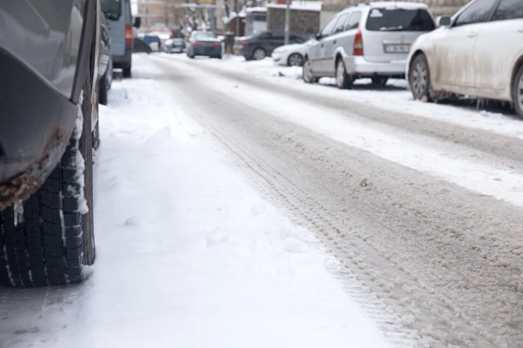 Ochłodzenie może znacząco wpłynąć na warunki na drogach. Kierowcy powinni uważać