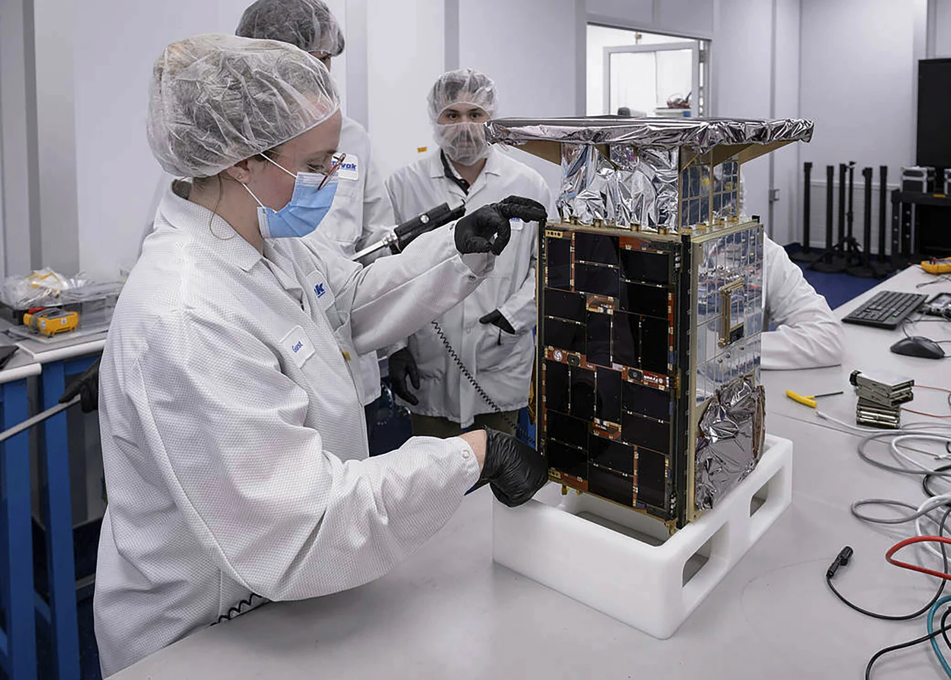 NASA: Sonda CAPSTONE już nadaje. Mały satelita na orbicie Księżyca ...