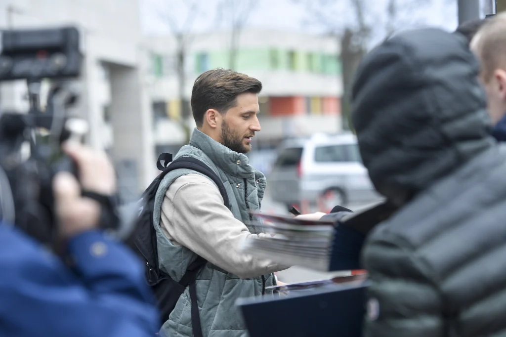 Bartosz Bereszyński rozdaje autografy przed zgrupowaniem kadry Bartosz Bereszyński rozdaje autografy przed zgrupowaniem kadry