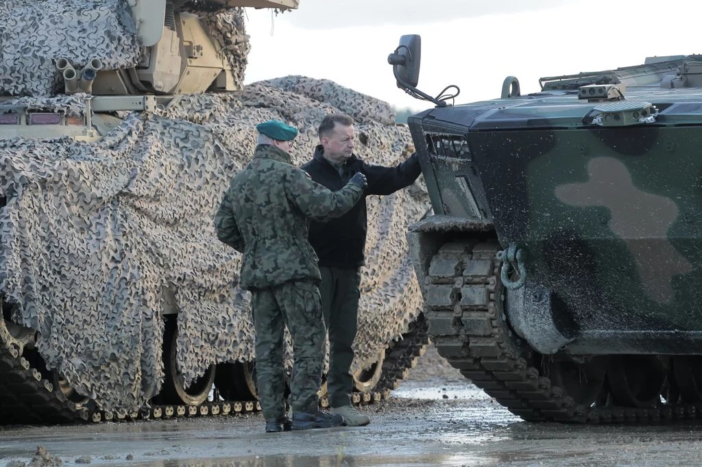 Wicepremier i szef MON Mariusz Błaszczak oraz dowódca 15 Giżyckiej Brygady Zmechanizowanej im. Zawiszy Czarnego gen. bryg. Piotr Fajkowski obok nowego polskiego bojowego wozu piechoty Borsuk Wicepremier i szef MON Mariusz Błaszczak oraz dowódca 15 Giżyckiej Brygady Zmechanizowanej im. Zawiszy Czarnego gen. bryg. Piotr Fajkowski obok nowego polskiego bojowego wozu piechoty Borsuk
