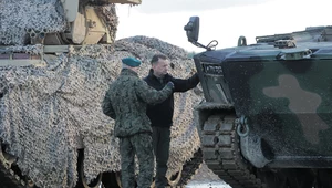 Wicepremier i szef MON Mariusz Błaszczak oraz dowódca 15 Giżyckiej Brygady Zmechanizowanej im. Zawiszy Czarnego gen. bryg. Piotr Fajkowski obok nowego polskiego bojowego wozu piechoty Borsuk
