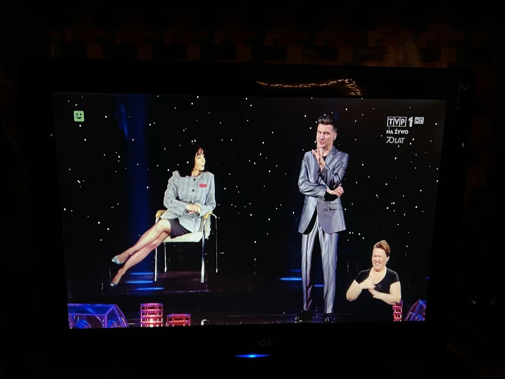 Tomasz Kammel rozmawia z hologramem Elżbiety Jaworowicz Tomasz Kammel rozmawia z hologramem Elżbiety Jaworowicz