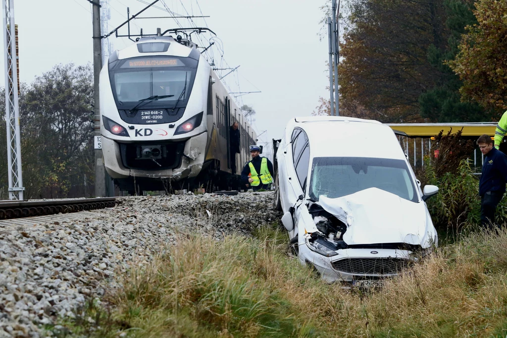 Biały ford wjechał pod pociąg Kolei Dolnośląskich Biały ford wjechał pod pociąg Kolei Dolnośląskich