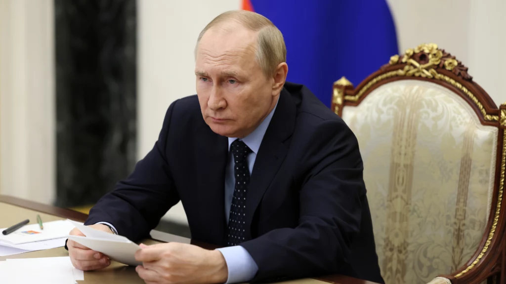 Prezydent Rosji Władimir Putin w swoim gabinecie na Kremlu