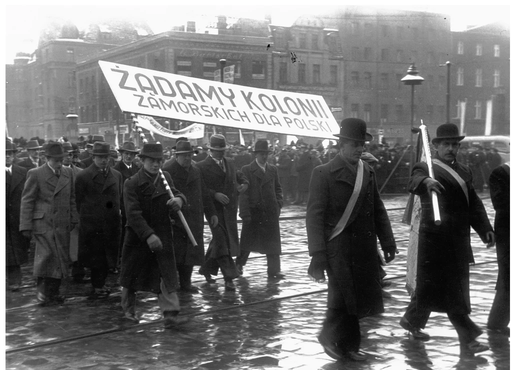 Propagowaniem sprawy kolonii zamorskich w II RP zajmowała się Liga Morska i Rzeczna (od 1936 Liga Morska i Kolonialna). Systematycznie wzrastała liczba jej członków. W przededniu wojny było to aż milion osób, które marzyły o polskich koloniach w Afryce