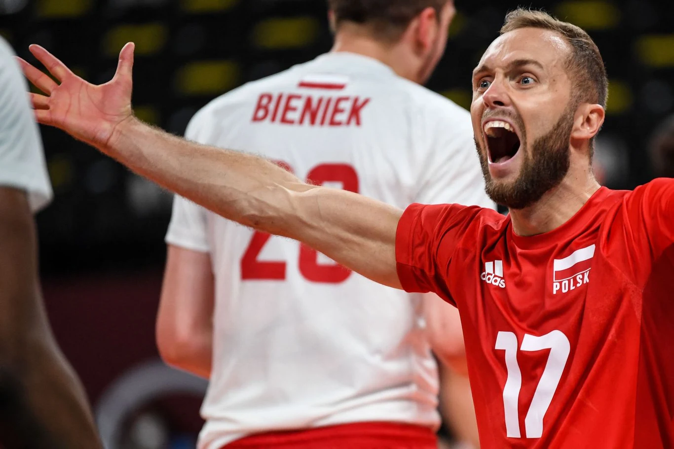 Paweł Zatorski. Najbardziej utytułowany polski siatkarz w tym roku po raz kolejny był podporą kadry “Biało-Czerwonych”. 33-letni libero kończy rok obwieszony medalami. Do bogatego dorobku dopisał złoto Ligi Narodów oraz mistrzostw Europy. A potem jeszcze wywalczył z drużyną Nikoli Grbicia awans na igrzyska olimpijskie w Paryżu. We wszystkich tych turniejach Zatorski był podstawowym zawodnikiem kadry. Po latach doczekał się też prestiżowego wyróżnienia - w Gdańsku odebrał nagrodę dla MVP Ligi Narodów. Później znalazł się w drużynie gwiazd mistrzostw Europy. W klubie po raz pierwszy w karierze zdobył brąz PlusLigi i pomógł Asseco Resovii w powrocie do Ligi Mistrzów. W jego bogatej karierze brakuje jeszcze medalu olimpijskiego. Kolejna szansa w Paryżu.