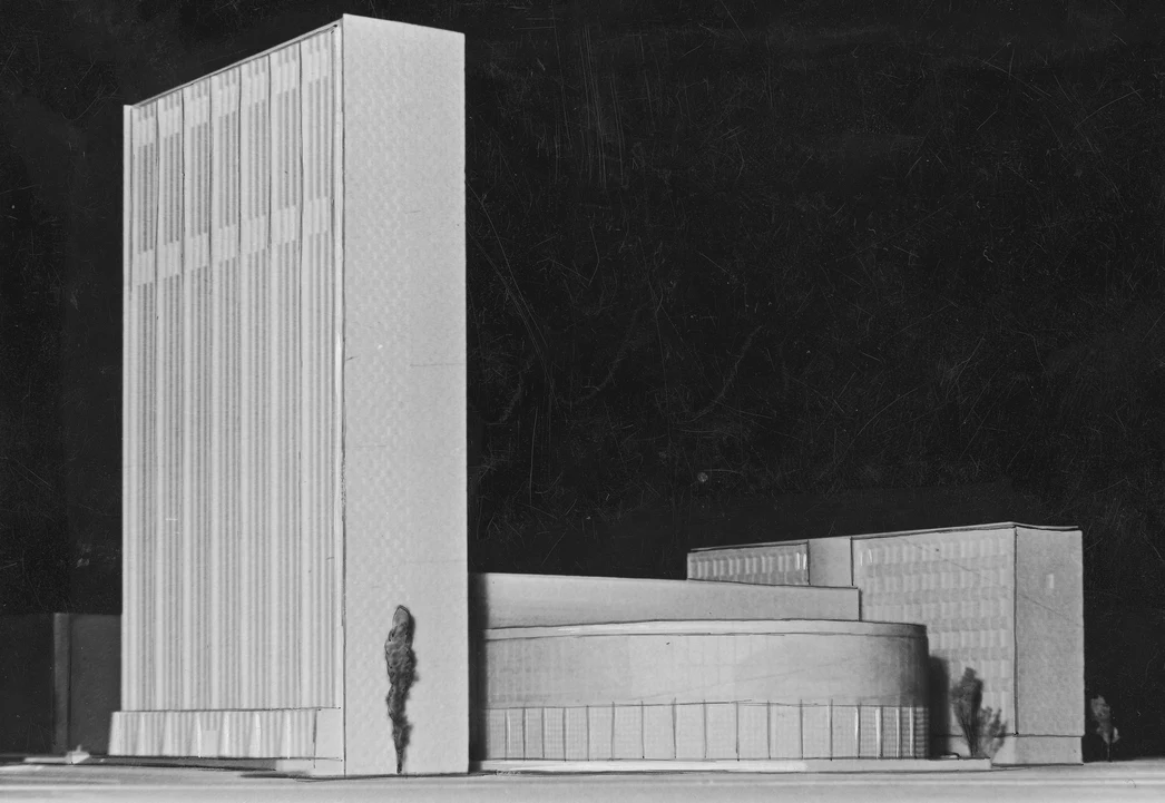 Siedziba polskiej telewizji miała znajdować się na najwyższym piętrze biurowca nowej siedziby Polskiego Radia, której budowę rozpoczęto tuż przed rozpoczęciem wojny