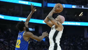 NBA. Jeremy Sochan wraz ze swymi kolegami z San Antonio Spurs nie zdołał postawić się urzędującym mistrzom z Golden State Warriors