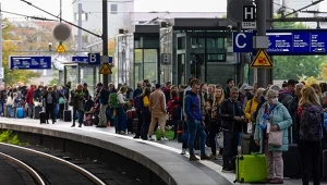 Pasażerowie na peronie głównego dworca kolejowego w Berlinie (zdj. ilustracyjne)