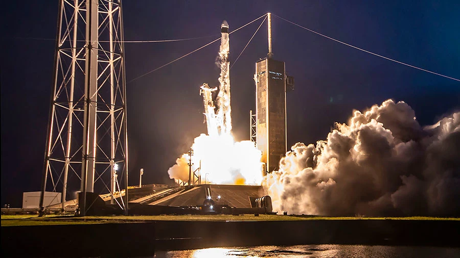 Statek transportowy SpaceX Dragon startuje z Centrum Kosmicznego im. Kennedy'ego NASA.