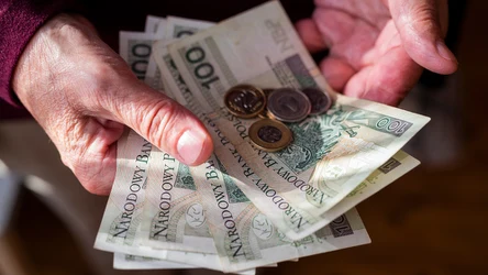 ​Jeszcze więcej zniżek dla seniorów. Nie trzeba mieć legitymacji emeryta, wystarczy ta karta
