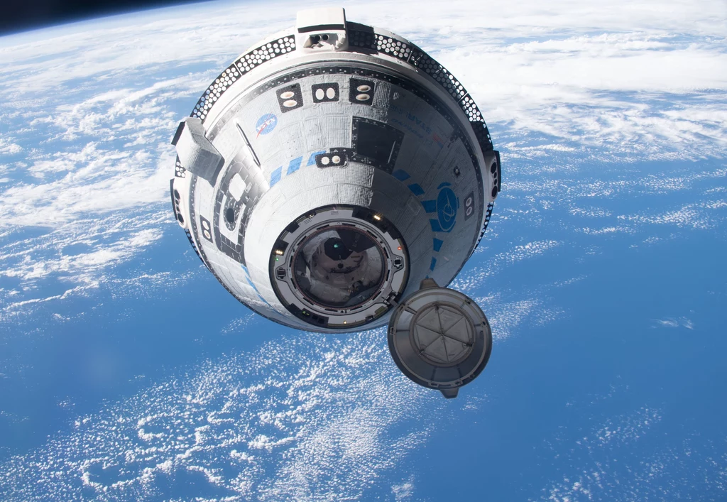 Starliner SC-2 zbliża się do ISS w maju 2022 roku.