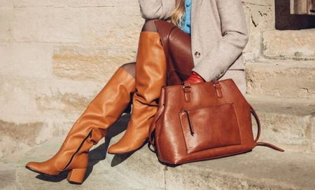 brązowe buty i torebka