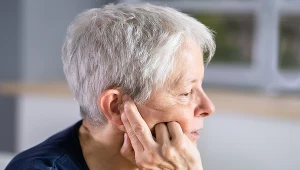 Naukowcy od kilku lat przyglądają się związkowi między problemami ze słuchem a ryzykiem rozwoju demencji