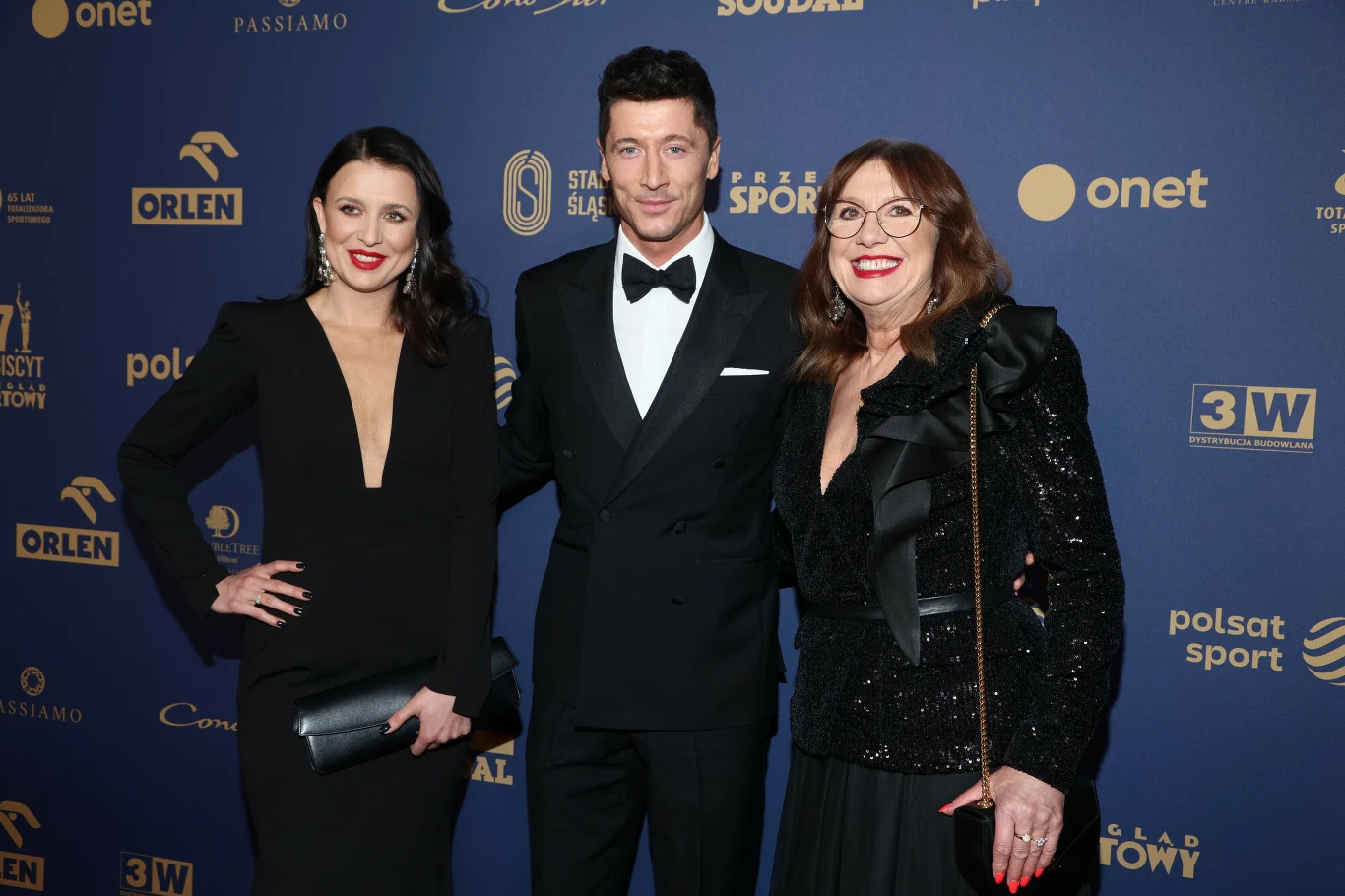 Robert Lewandowski z rodziną - siostrą Mileną (z lewej) i mamą Iwoną
