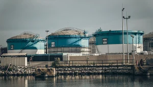 Rynek ropy obserwuje dane z Polski i śledzi zapasy paliw 