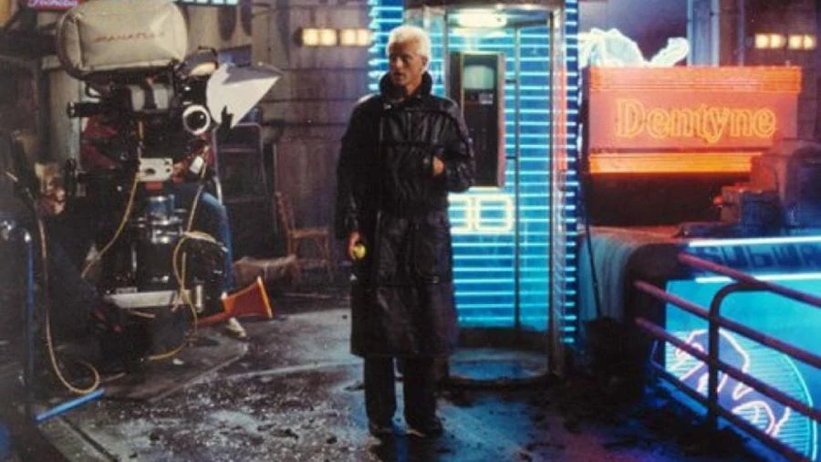 Budki telefoniczne to w naszych czasach przeżytek. Twórcy "Blade Raunnera" nie przewidzieli potęgi ery telefonów komórkowych / zdjęcie: Warner Bros Budki telefoniczne to w naszych czasach przeżytek. Twórcy "Blade Raunnera" nie przewidzieli potęgi ery telefonów komórkowych / zdjęcie: Warner Bros