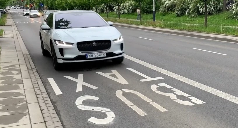 Posiadacze aut elektrycznych mogą między innymi jeździć buspasami, ale tylko do czasu Posiadacze aut elektrycznych mogą między innymi jeździć buspasami, ale tylko do czasu