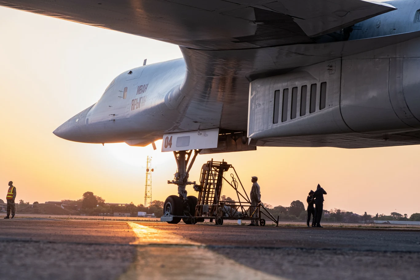 Strategiczny nosiciel rakiet Kh-101 to między innymi widoczny na zdjęciu Tu-160. Strategiczny nosiciel rakiet Kh-101 to między innymi widoczny na zdjęciu Tu-160.