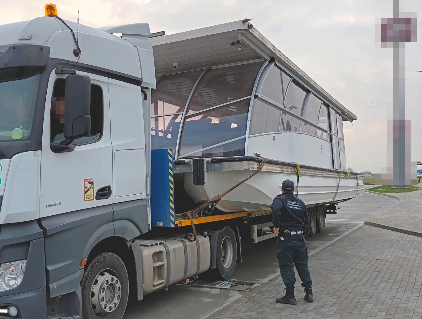 Wobec szerokości ładunku ciężarówce powinny towarzyszyć dwa samochody pilotujące