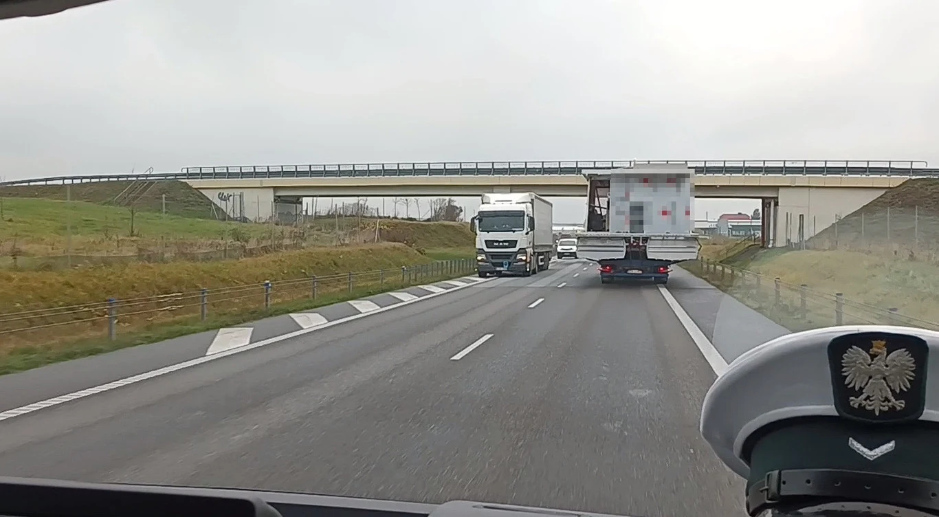 Transport był tak szeroki, że nie mieścił się na pasie ruchu