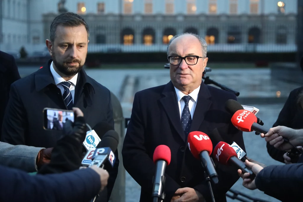 Prezes PSL Władysław Kosiniak-Kamysz i współprzewodniczący Nowej Lewicy Włodzimierz Czarzasty podczas wypowiedzi dla mediów po zakończeniu posiedzenia Rady Bezpieczeństwa Narodowego