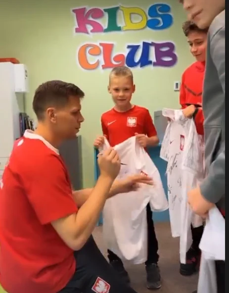 Wojciech Szczęsny podpisuje koszulki Wojciech Szczęsny podpisuje koszulki