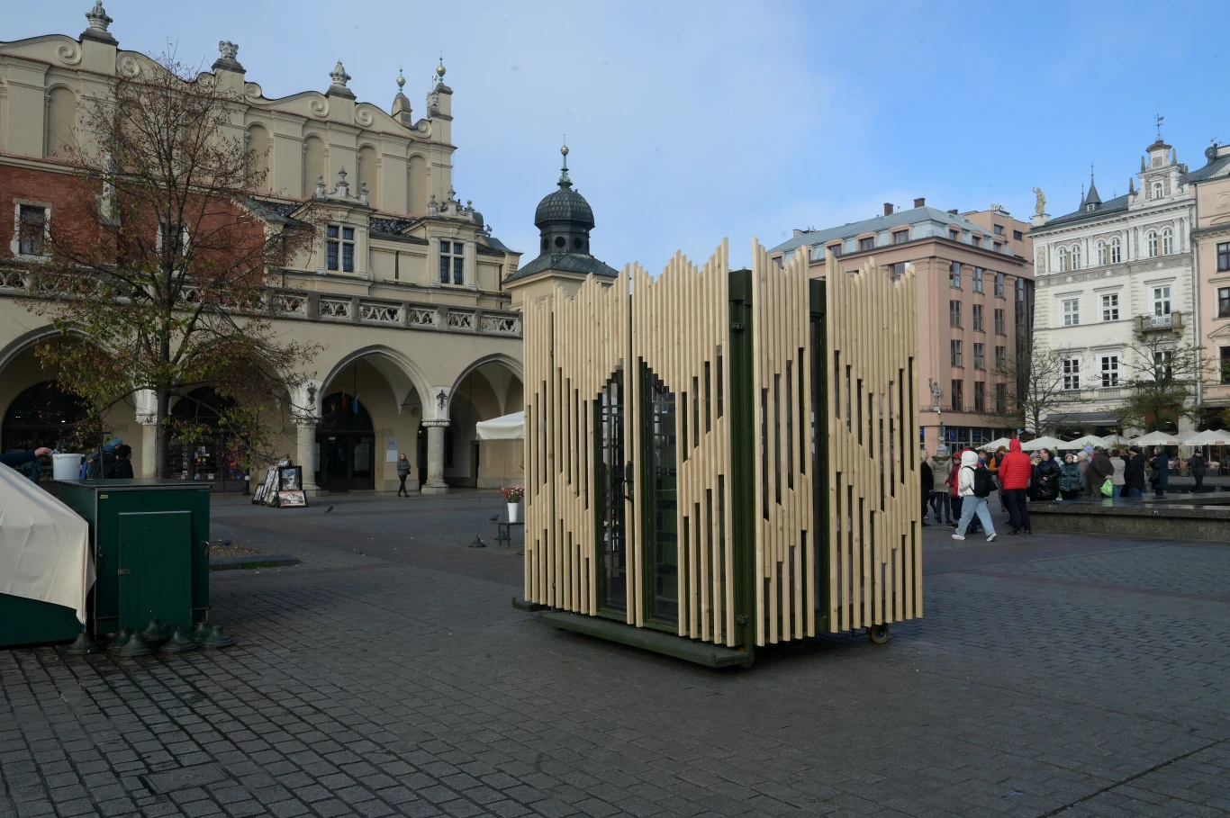 Stoisko dla kwiaciarek podzieliło mieszkańców