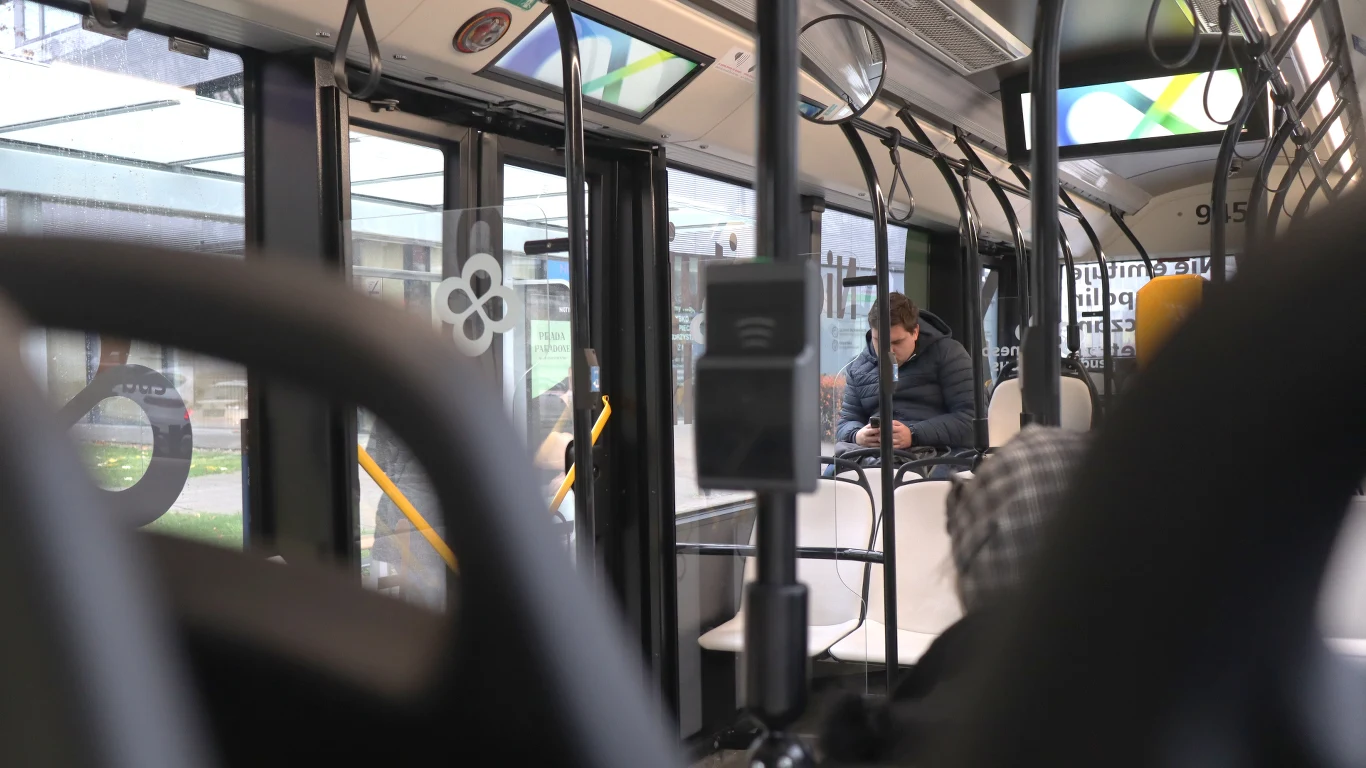 Pasażerowie NesoBusa w Warszawie pozytywnie oceniali jego nowoczesny wygląd 