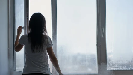 Częste wietrzenie pomieszczenia zapobiega parowaniu okien