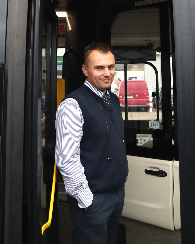 Krzysztof, kierowca, który jeździł NesoBusem po Warszawie mówi, że autobus wodorowy w obsłudze w zasadzie nie różni się od tradycyjnego