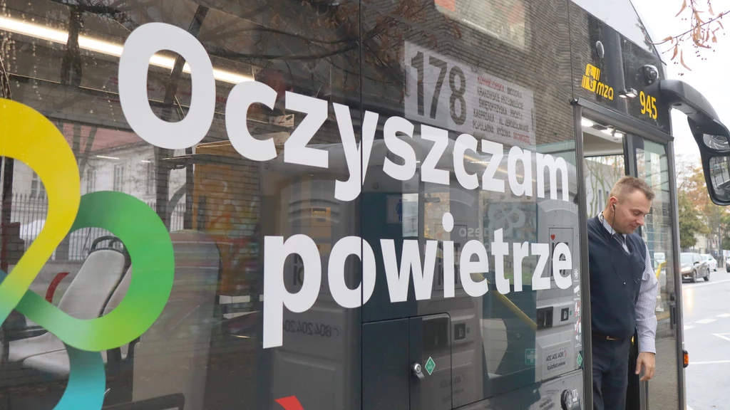 Nazwa NesoBus pochodzi od "nie emituję spalin, oczyszczam (powietrze)". Podczas jazdy autobus produkuje tylko wodę i parę wodną