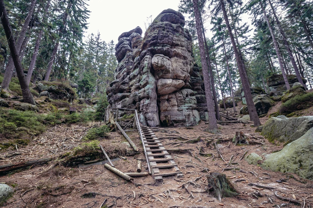 Z górą Ostas związanych jest wiele opowieści i legend