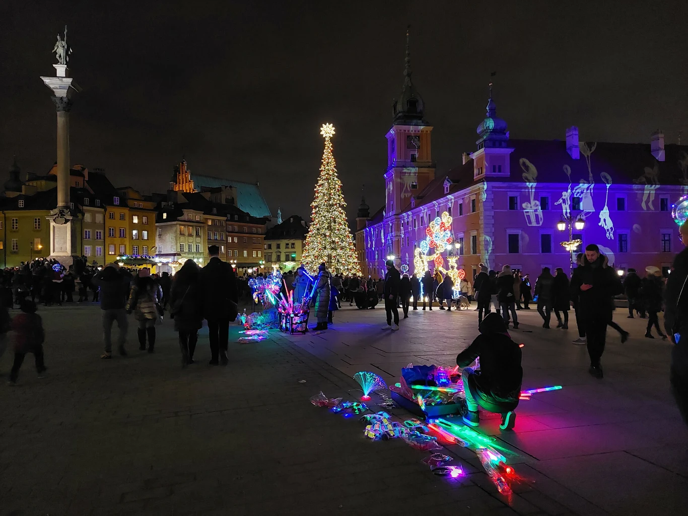 Warszawa znów rozbłyśnie. Jednak w tym roku iluminacje będą świecić krócej Warszawa znów rozbłyśnie. Jednak w tym roku iluminacje będą świecić krócej