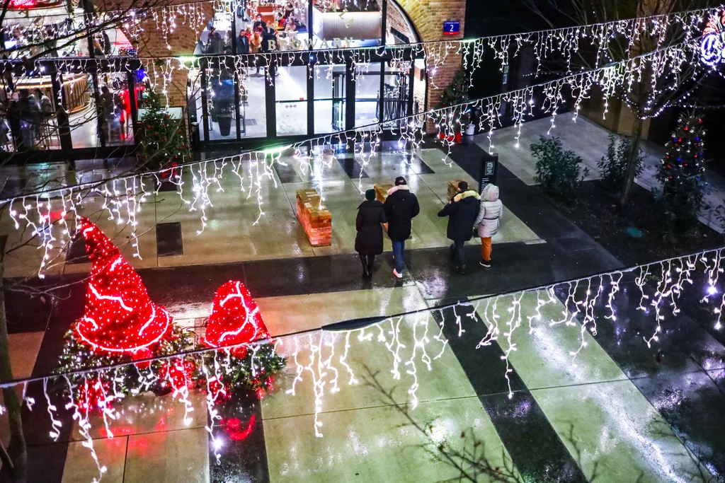 Według najnowszych badań ponad 80 proc. Polaków nie chce, aby władze miast rezygnowały z iluminacji świątecznych. Na zdj. ozdoby w Warszawie 