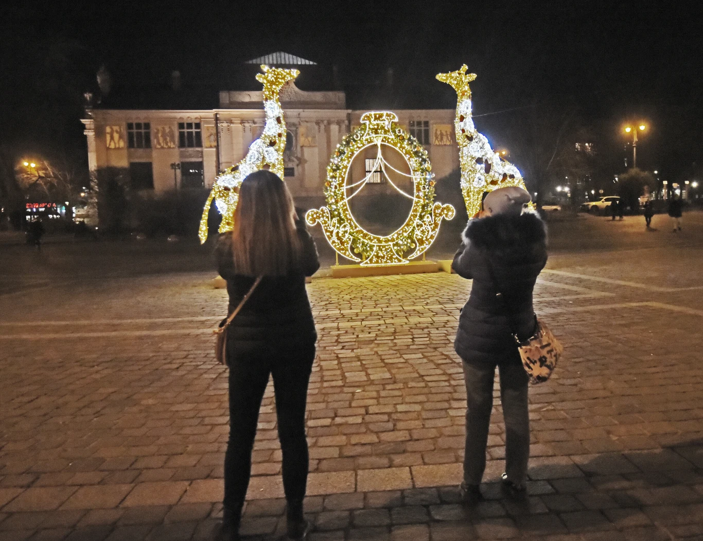 W dobie kryzysu samorządy szukają oszczędności. Niektóre miasta decydują się na skromniejsze niż w poprzednich latach iluminacje świąteczne W dobie kryzysu samorządy szukają oszczędności. Niektóre miasta decydują się na skromniejsze niż w poprzednich latach iluminacje świąteczne