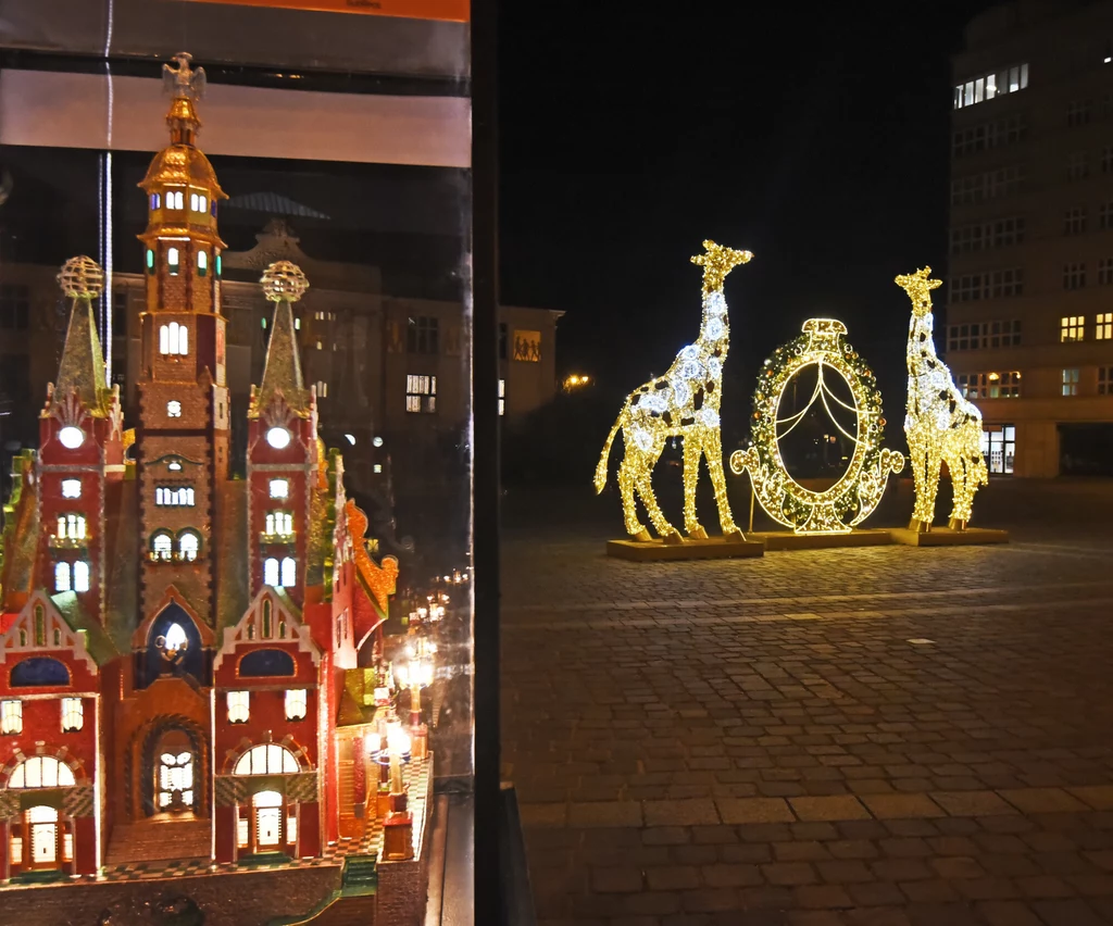 Iluminacje świąteczne w Krakowie - na zdj. szopka krakowska i ozdoby inspirowane wawelskimi arrasami