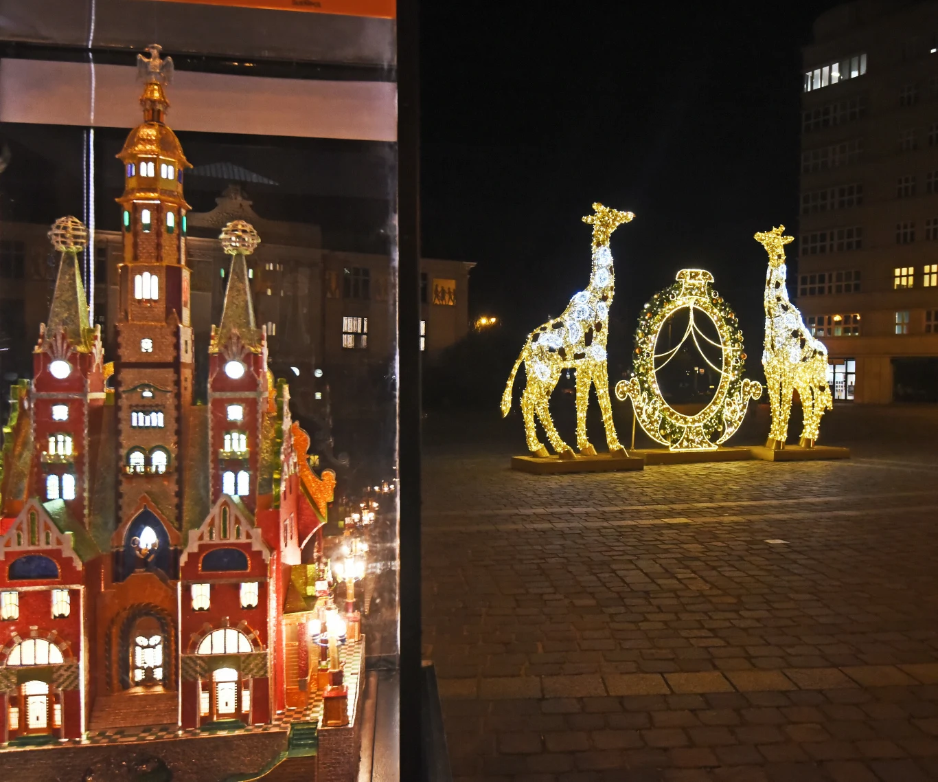Iluminacje świąteczne w Krakowie - na zdj. szopka krakowska i ozdoby inspirowane wawelskimi arrasami Iluminacje świąteczne w Krakowie - na zdj. szopka krakowska i ozdoby inspirowane wawelskimi arrasami