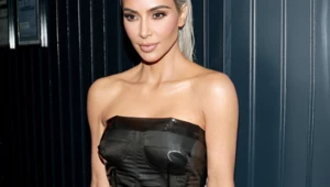 Kim Kardashian postawiła na błyszczący komplet. Fani oniemieli