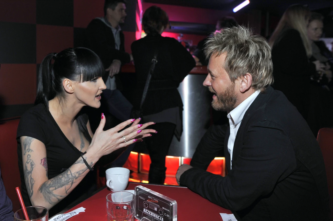 "Na pewno było w tym trochę próżności, ale przede wszystkim zdecydowałem się, bo po długiej przerwie wracaliśmy na rynek jako Papa Dance i chciałem nawiązać do swojego wizerunku sprzed lat. A wiedziałem, że jeśli pojawię się bez włosów, głównym tematem stanie się nie nasza płyta, lecz moja łysina" - mówił lider Papa Dance. Agnieszka Chylińska i Paweł Stasiak w 2010 r.