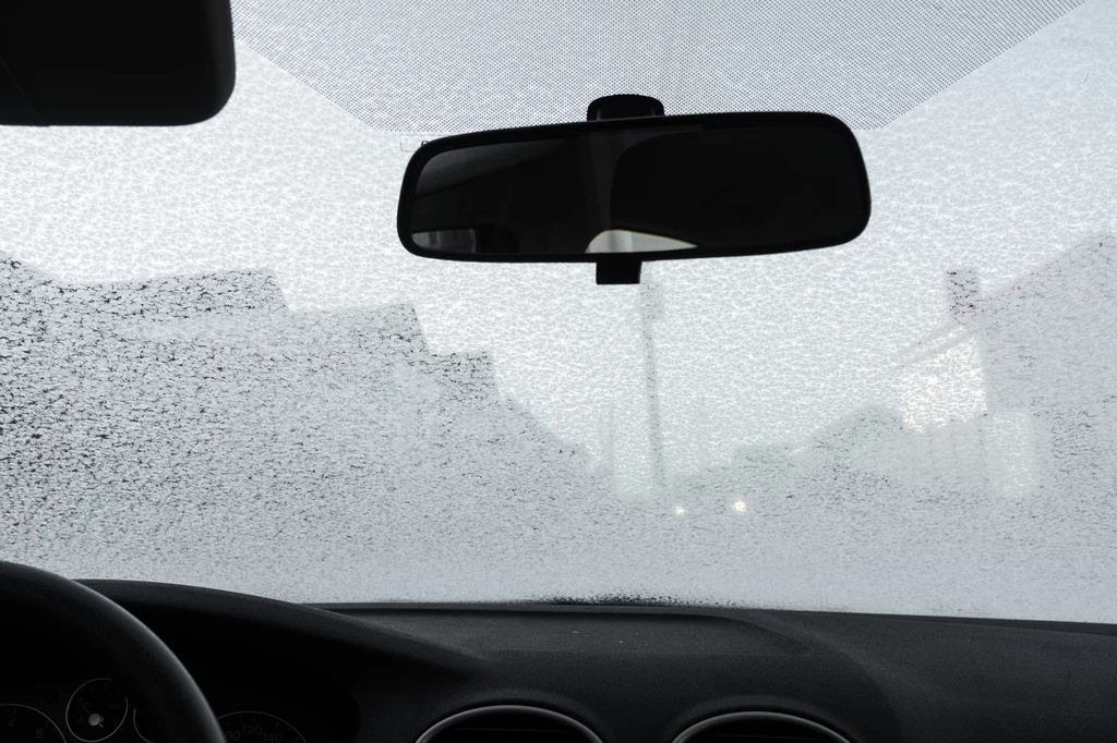 Czysta i przejrzysta szyba w samochodzie to jeden z warunków bezpiecznego podróżowania - zwłaszcza zimą