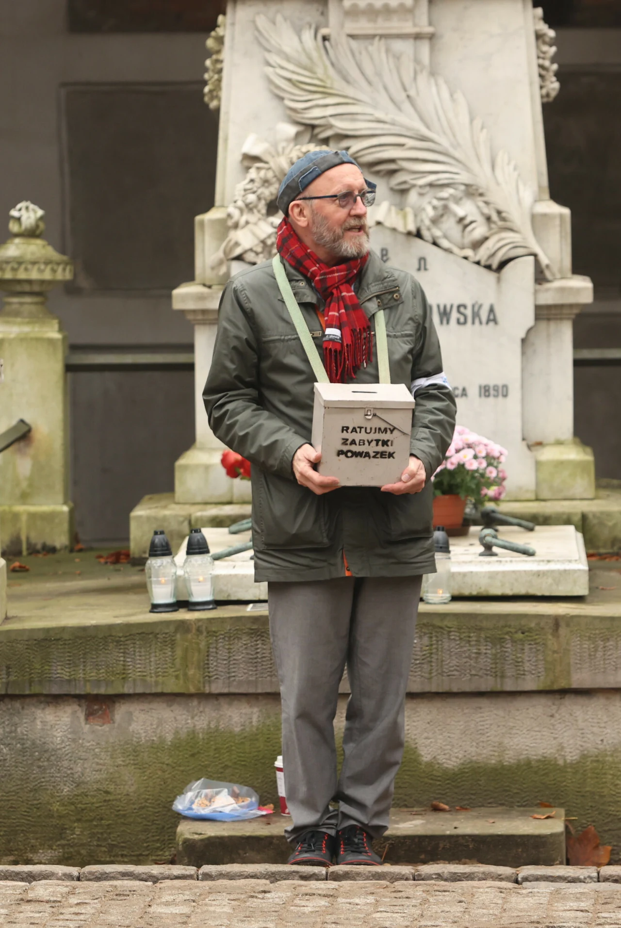Artur Barciś zbierał datki na warszawskich Powązkach. Artur Barciś zbierał datki na warszawskich Powązkach.