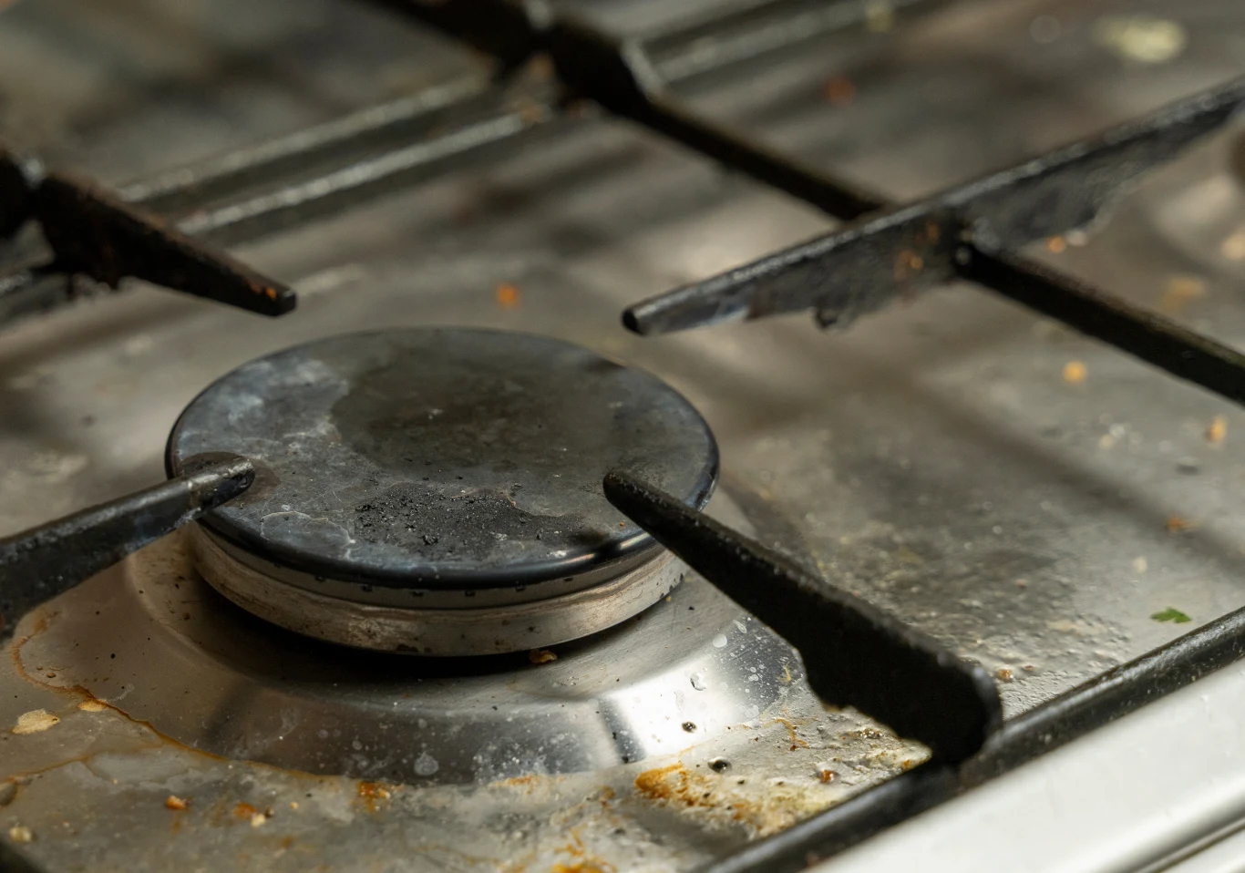 Zaschnięty, wielomiesięczny tłuszcz na piekarniku może być trudny do usunięcia