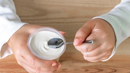 ​Jest o wiele zdrowszy od zwykłego jogurtu. Ma więcej białka i pozwala schudnąć