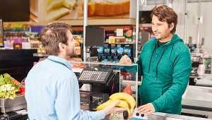 Kasjerzy i magazynierzy w sieci Kaufland Polska zarobią więcej. Zdjęcie ilustracyjne