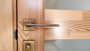 Skrzypiące drzwi wyprowadzają cię z równowagi? Zastosuj ten patent!