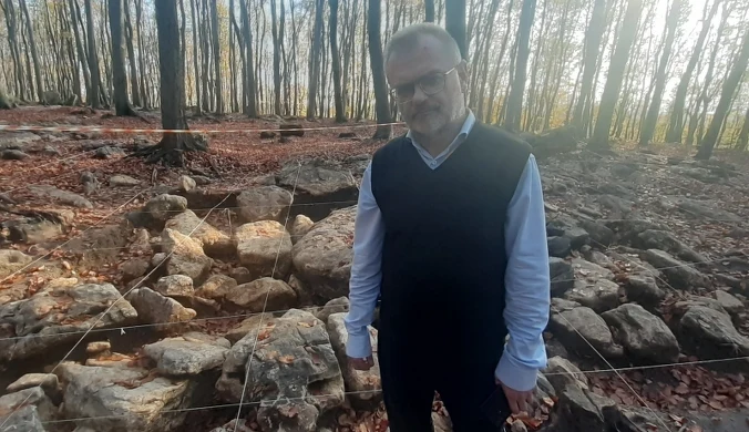 Dariusz Rozmus na tle znaleziska 